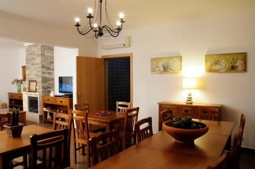 uma cozinha e sala de jantar com mesa e cadeiras em Corvos e Cadavais em Almodôvar