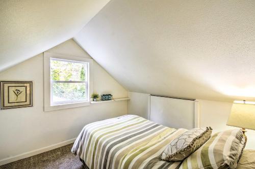 Postel nebo postele na pokoji v ubytování Pet-Friendly Cabin Minutes to Gig Harbor!