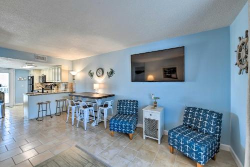 Η κουζίνα ή μικρή κουζίνα στο Gulf Shores Retreat with Private Beach Access!
