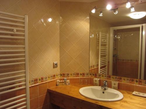 a bathroom with a sink and a mirror at Appart 4 pers proximité lac et remontées Le Praz - Arrayanes in Courchevel