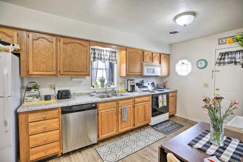 eine Küche mit Holzschränken und Küchengeräten aus Edelstahl in der Unterkunft Akron Apartment with Balcony - Hunting Nearby! in Akron