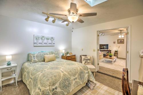 Schlafzimmer mit einem Bett und einem Deckenventilator in der Unterkunft Akron Apartment with Balcony - Hunting Nearby! in Akron