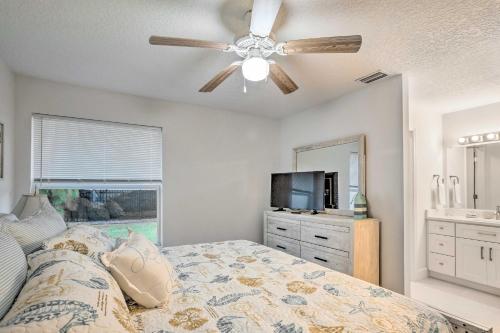 Una cama o camas en una habitación de Jupiter Home with Patio and Grill about 6 Mi to Beach!