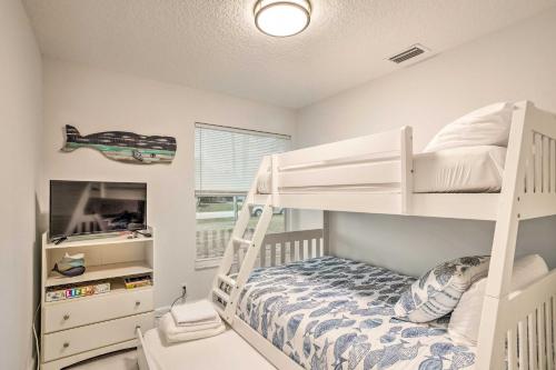 Una cama o camas en una habitación de Jupiter Home with Patio and Grill about 6 Mi to Beach!