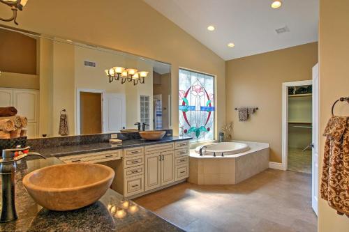 Ένα μπάνιο στο Luxe Scottsdale Home with Pool and Mountain Views!