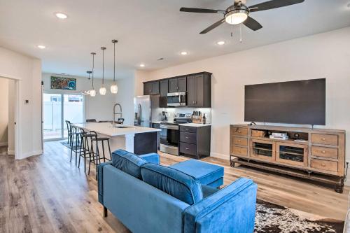 Μια τηλεόραση ή/και κέντρο ψυχαγωγίας στο Modern Townhome about 3 Mi to Dtwn Grand Junction