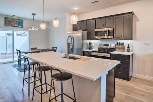 Η κουζίνα ή μικρή κουζίνα στο Modern Townhome about 3 Mi to Dtwn Grand Junction