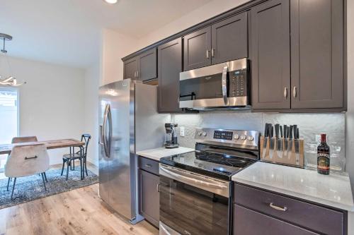 Η κουζίνα ή μικρή κουζίνα στο Modern Townhome about 3 Mi to Dtwn Grand Junction