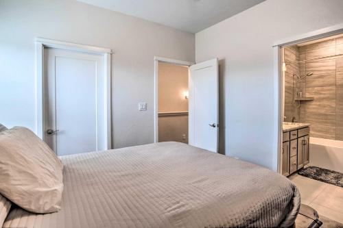 Ένα ή περισσότερα κρεβάτια σε δωμάτιο στο Modern Townhome about 3 Mi to Dtwn Grand Junction