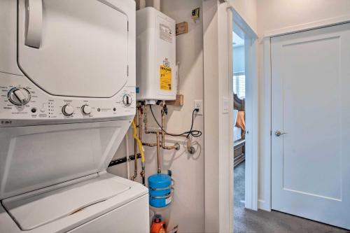 Η κουζίνα ή μικρή κουζίνα στο Modern Townhome about 3 Mi to Dtwn Grand Junction