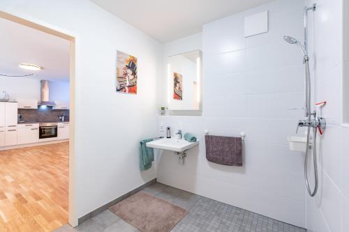 Moderne Neubauwohnung bei Köln tesisinde bir banyo