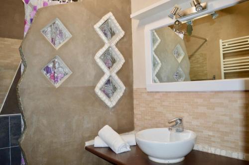 une salle de bain avec un lavabo et un miroir dans l'établissement LE PEARL - La grande motte 1er ligne vue mer - climatisation et parking, à La Grande Motte