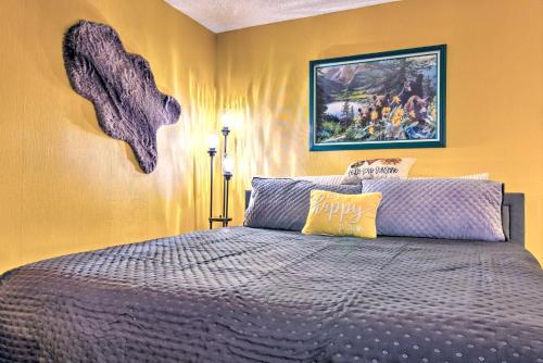 una camera da letto con un letto e un dipinto sul muro di 1 Mi to Lake Lure Studio with Resort Amenities a Lake Lure