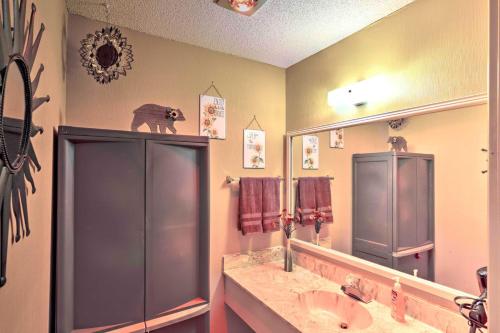 un bagno con un lavandino e un grande specchio di 1 Mi to Lake Lure Studio with Resort Amenities a Lake Lure