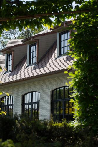 a house with four windows on top of it at Hotel De Lissewal in Ieper