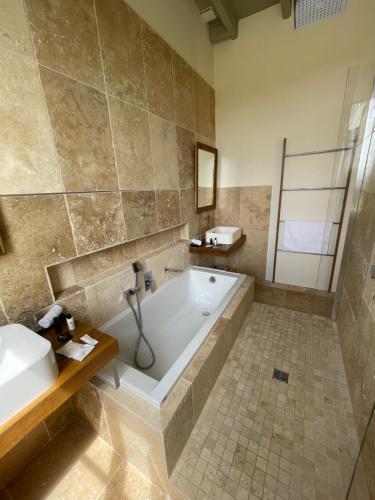 Ванная комната в Magnifique villa plain pied avec piscine