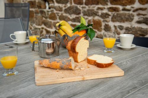 una mesa con un montón de pan y zumo de naranja en BISLAYNE en Saint-Malo