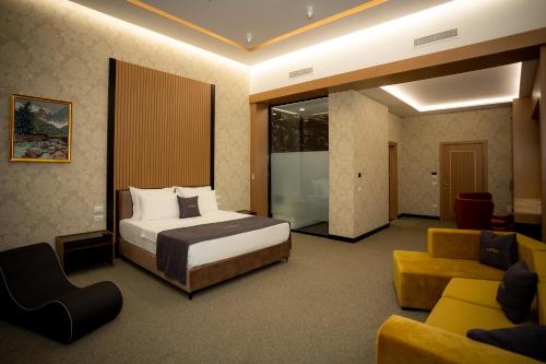 una camera d'albergo con un letto e un divano di Deluxe Resort and SPA a Shkodër