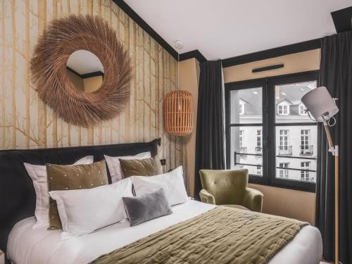 Giường trong phòng chung tại Maisons du Monde Hotel & Suites - Nantes