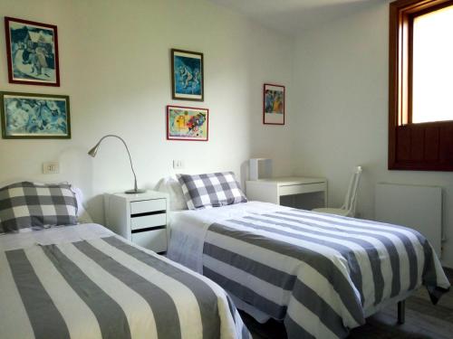 a bedroom with two beds and a window at Casa Dos Barrancos C - Un Dormitorio, Parque Rural de Anaga in Santa Cruz de Tenerife