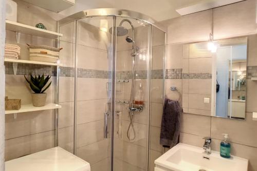 uma casa de banho com um chuveiro e um lavatório. em HENRI CAMILLE REAL ESTATE - CARNOT - Nice studio 8min Palais em Cannes