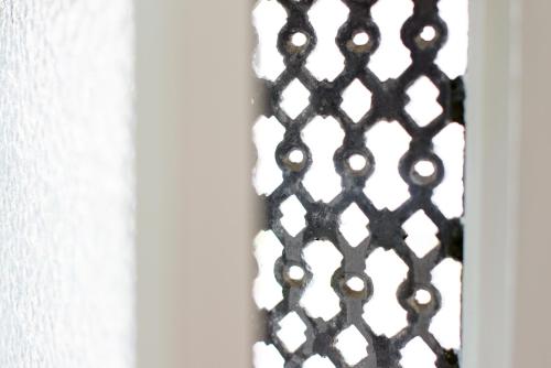 a close up of a window with a chain link curtain at b&b het Herenhuys aan de historische gracht van Kollum in Kollum