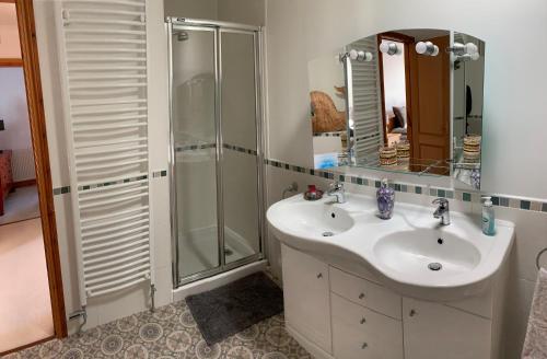 Ванна кімната в Luxury Seaside Home with Incredible Views