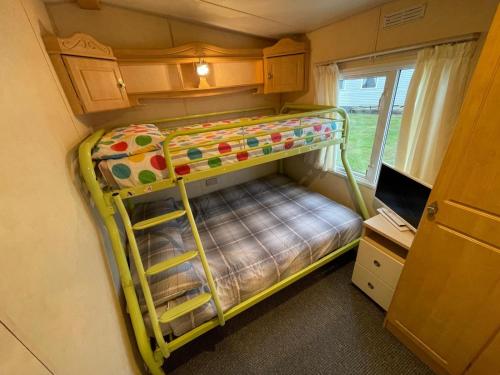 Ένα ή περισσότερα κρεβάτια σε δωμάτιο στο Reighton Sands 2