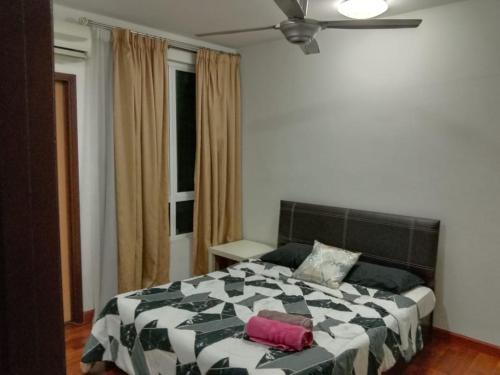 een slaapkamer met een bed met een zwart-wit dekbed bij KLCC Putri YKS 7pax Kuala Lumpur in Kuala Lumpur