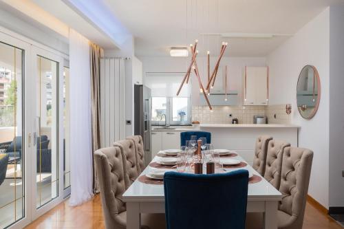 a kitchen and dining room with a table and chairs at Elais Luxury Residence in Podstrana
