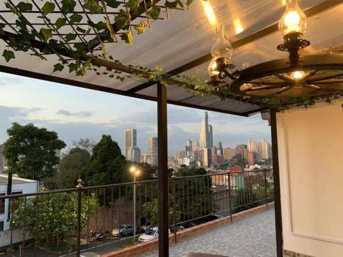 desde un balcón con vistas al perfil urbano en Destino Nómada Calle 11 n 1-38, en Bogotá