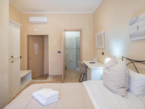 Habitación con cama, lavabo y escritorio. en Affittacamere Lunamar en La Spezia