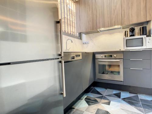 une cuisine avec un réfrigérateur et un micro-ondes dans l'établissement Nestor&Jeeves - GLORY RIVIERA - Central - Close sea, à Nice