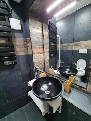 ein Badezimmer mit zwei Waschbecken und einem WC in der Unterkunft SMART HOME in Triest