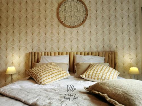 1 dormitorio con 1 cama con 2 almohadas en Villa Font Vive - Chambres d'hôtes éco-labellisées avec cuisine - Top confort, calme absolu et vue exceptionnelle !, en Grospierres