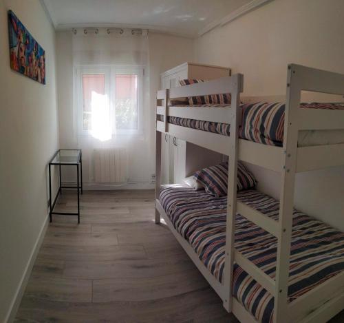 a room with two bunk beds and a window at Precioso apartamento en Plentzia in Plentzia