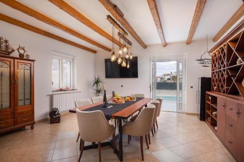 a kitchen and dining room with a table and chairs at Elais Luxury Residence in Podstrana