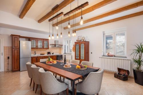 a kitchen and dining room with a table and chairs at Elais Luxury Residence in Podstrana
