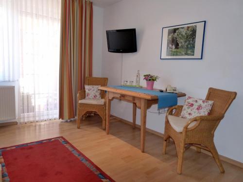 a living room with a wooden table and chairs at Landhaus Bolzum in Sehnde