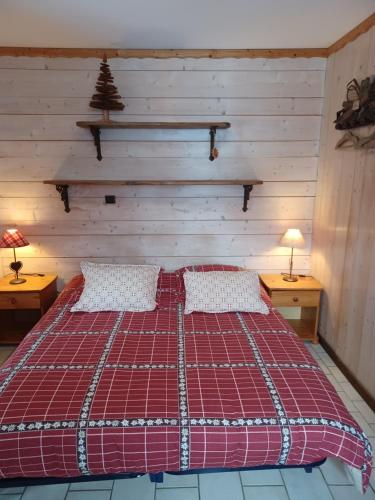 a bedroom with a bed with two tables and two lamps at PLEIN SOLEIL appartement avec GARAGE pour SKI TROIS VALLEES et CURE THERMALE in Brides-les-Bains
