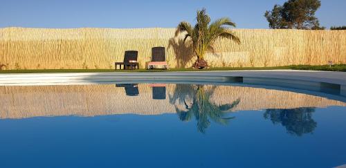 Bazén v ubytování Villa Aljara nebo v jeho okolí