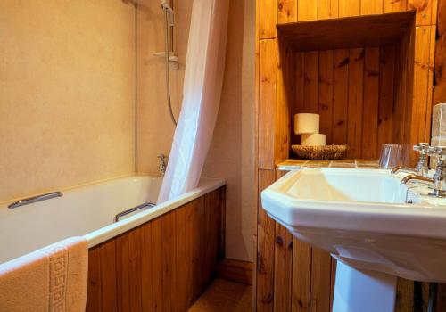 La salle de bains est pourvue d'une baignoire, d'un lavabo et d'une baignoire. dans l'établissement Raasay, à Kyle of Lochalsh