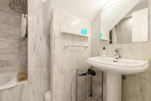 biała łazienka z umywalką i prysznicem w obiekcie CT 139 - Cumbres de Riviera - Penthouse w mieście Mijas Costa