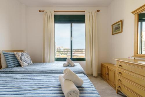 sypialnia z dwoma łóżkami i dużym oknem w obiekcie CT 139 - Cumbres de Riviera - Penthouse w mieście Mijas Costa