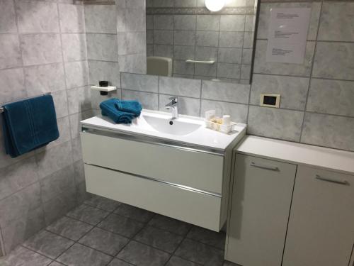 uma casa de banho com um lavatório e um espelho em Casa-Lisa seminterrato em Miggiano