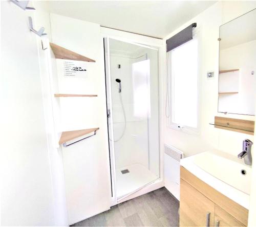 ein Badezimmer mit Dusche und Waschbecken in der Unterkunft Bungalow confortable à Saint-Jean-de-Monts avec terrasse in Saint-Jean-de-Monts