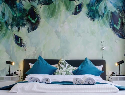 ein Schlafzimmer mit einem großen Bett mit blauen Kissen in der Unterkunft HOMELY STAY Studio 6 in München