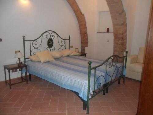 a bedroom with a bed in a room at La Civetta in Torrita di Siena