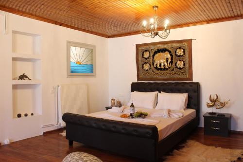 スキアトスタウンにあるKiratsos Houseの部屋の中に大きなベッドがある寝室