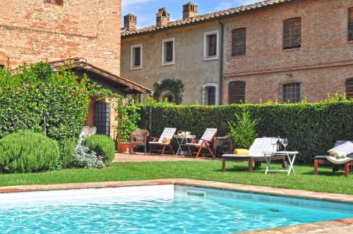 basen w ogrodzie domu w obiekcie Villa Torre dell'acqua w mieście Poggibonsi